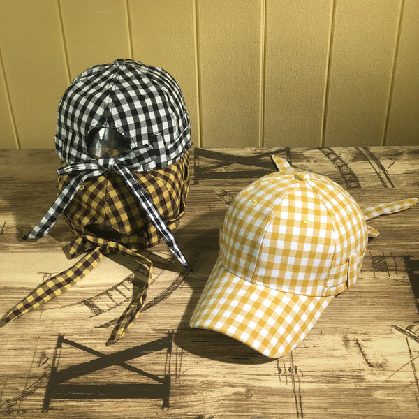 Kockás női sapka nyakkendővel több színben