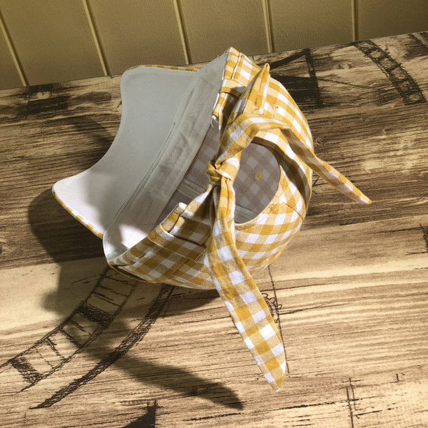 Kockás női sapka nyakkendővel több színben