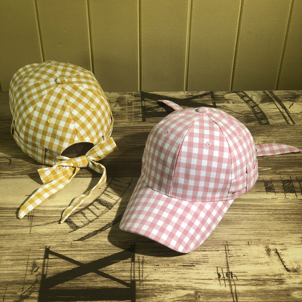 Kockás női sapka nyakkendővel több színben