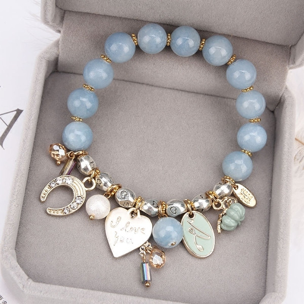 Női karkötő színes gyöngyökkel és medálokkal