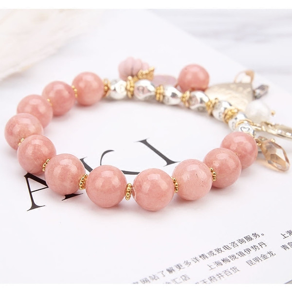 Női karkötő színes gyöngyökkel és medálokkal