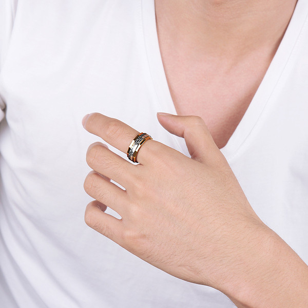 Μοντέρνο ανδρικό δαχτυλίδι  σε χρυσό χρώμα