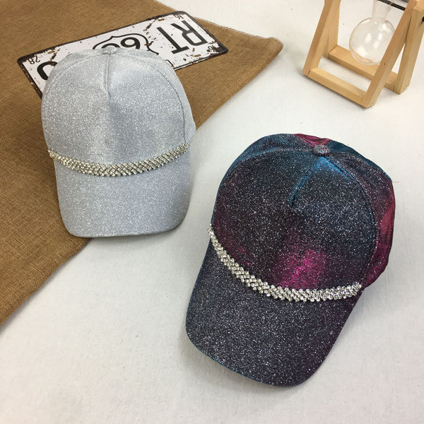 Fényes női sapka kövekkel több színben