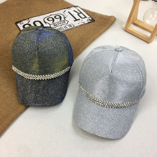 Fényes női sapka kövekkel több színben