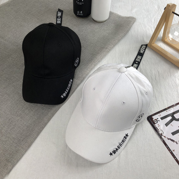 Μοντέρνο καπέλο για άνδρες με κεντήματα και φερμουάρ ασπρόμαυρο