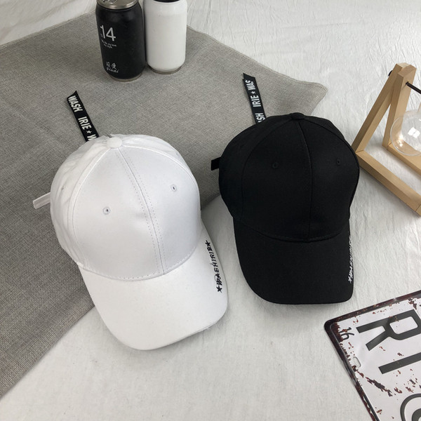 Μοντέρνο καπέλο για άνδρες με κεντήματα και φερμουάρ ασπρόμαυρο