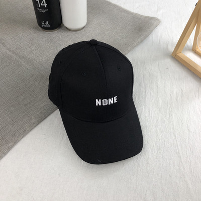 Ανδρικό καπέλο με γείσο και λευκό και μαύρο σήμα - δύο μοντέλα