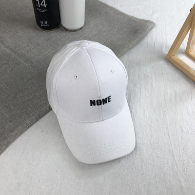 Ανδρικό καπέλο με γείσο και λευκό και μαύρο σήμα - δύο μοντέλα