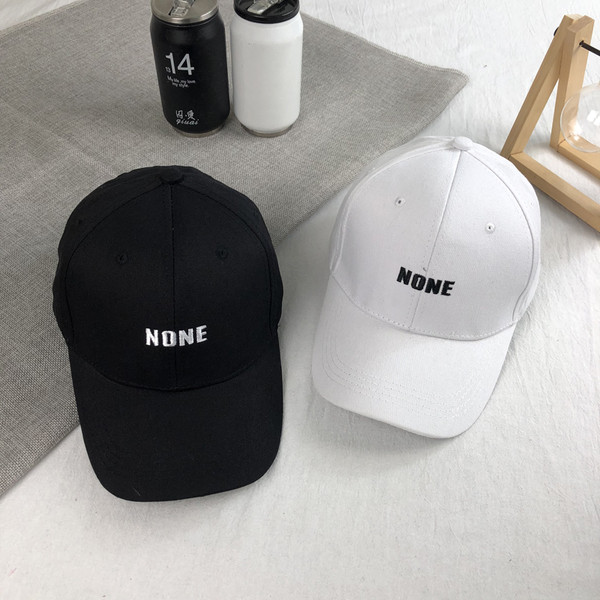 Ανδρικό καπέλο με γείσο και λευκό και μαύρο σήμα - δύο μοντέλα