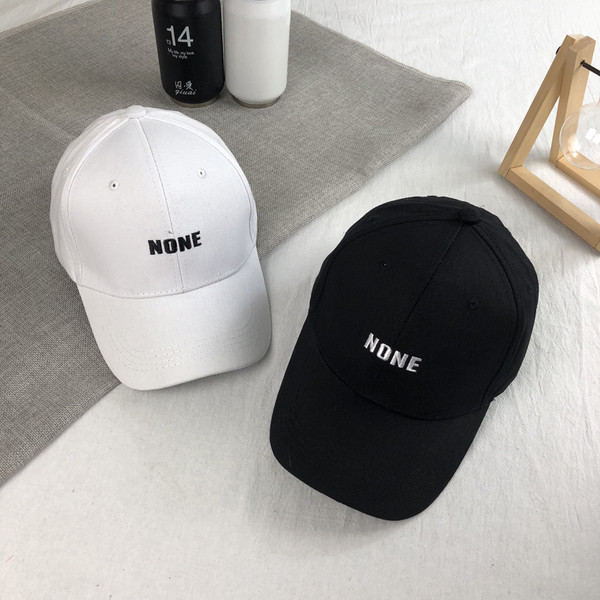 Ανδρικό καπέλο με γείσο και λευκό και μαύρο σήμα - δύο μοντέλα