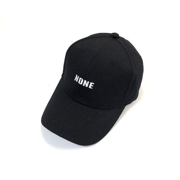 Ανδρικό καπέλο με γείσο και λευκό και μαύρο σήμα - δύο μοντέλα