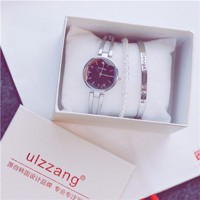 Stílusos női karóra fém láncokkal, valamint két karkötővel és egy dobozzal