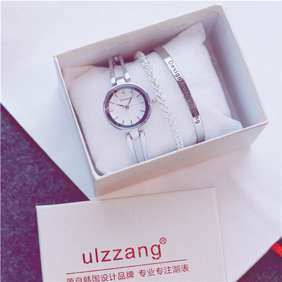 Stílusos női karóra fém láncokkal, valamint két karkötővel és egy dobozzal