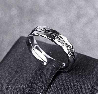 Stílusos férfi gyűrű fekete és arany színben