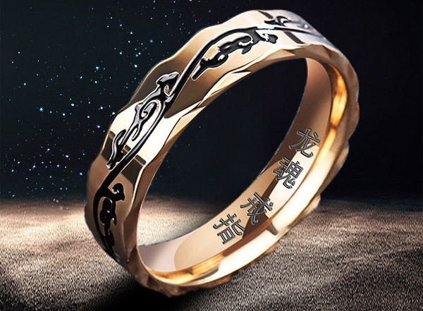 Stílusos férfi gyűrű fekete és arany színben