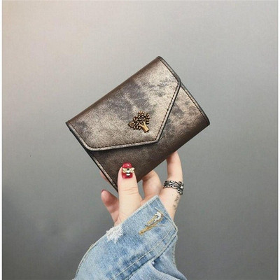 Κομψό γυναικείο  πορτοφόλι με μεταλλικό στοιχείο σε διάφορα χρώματα