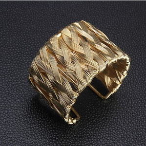 Κομψό γυναικείο βραχιόλι σε ασημί και χρυσό χρώμα