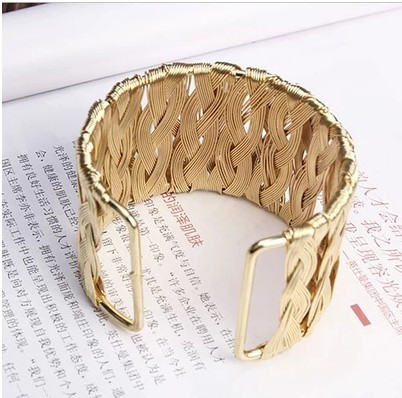 Κομψό γυναικείο βραχιόλι σε ασημί και χρυσό χρώμα