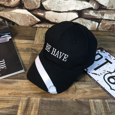 Μοντέρνο ανδρικό καπέλο με γείσο και επιγραφή σε τρία χρώματα