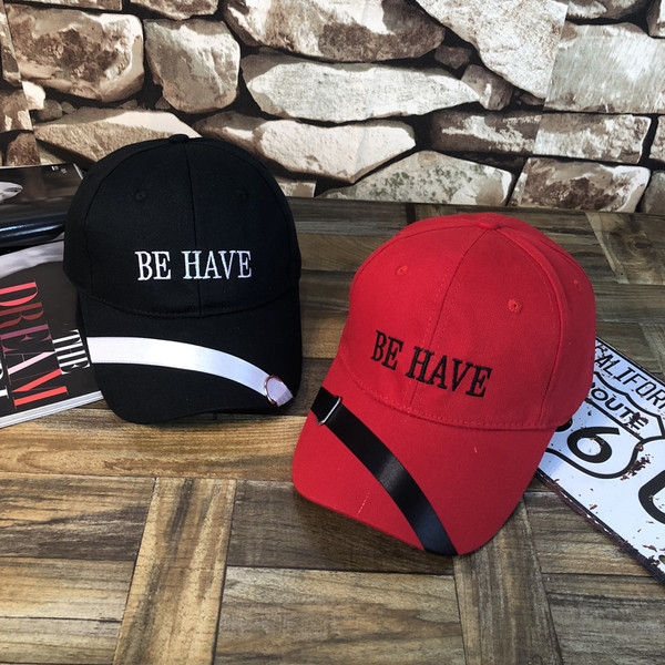 Μοντέρνο ανδρικό καπέλο με γείσο και επιγραφή σε τρία χρώματα