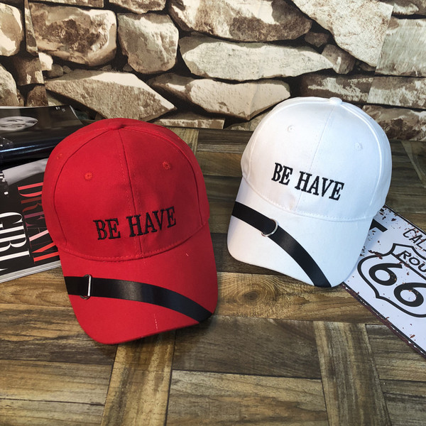 Μοντέρνο ανδρικό καπέλο με γείσο και επιγραφή σε τρία χρώματα