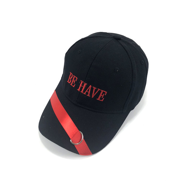 Μοντέρνο ανδρικό καπέλο με γείσο και επιγραφή σε τρία χρώματα