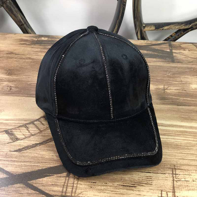 Stílusos női sapka napellenzővel és kövekkel, különböző színekben