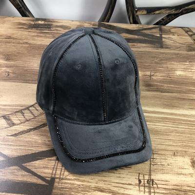 Stílusos női sapka napellenzővel és kövekkel, különböző színekben