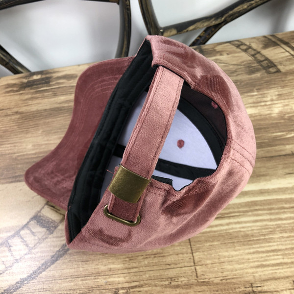 Stílusos női sapka napellenzővel és kövekkel, különböző színekben