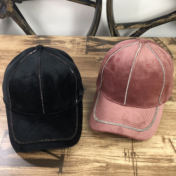 Stílusos női sapka napellenzővel és kövekkel, különböző színekben