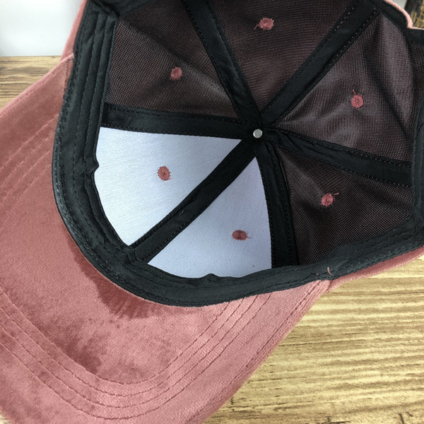 Stílusos női sapka napellenzővel és kövekkel, különböző színekben