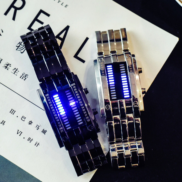 Elektronikus óra fém csattal és két karkötővel dobozban