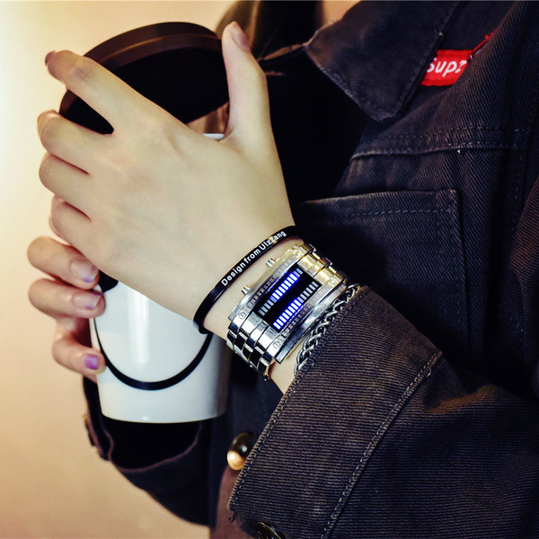 Elektronikus óra fém csattal és két karkötővel dobozban