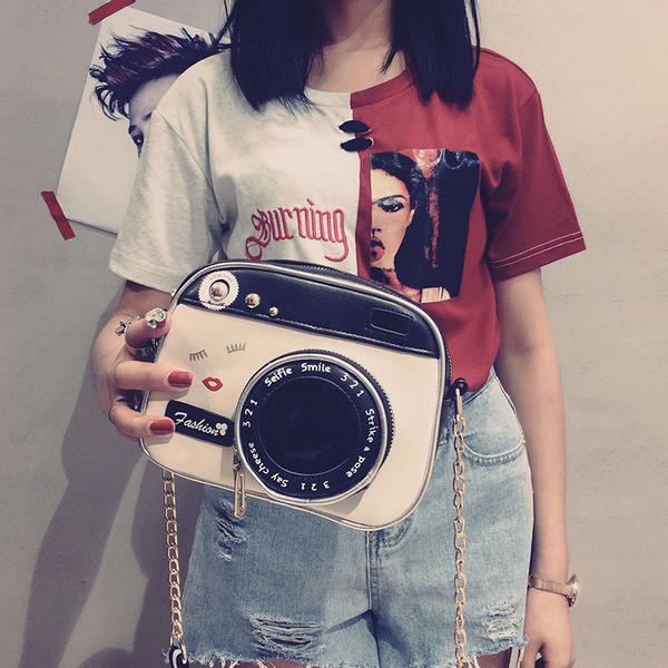 Σύγχρονη  γυναικεία τσάντα και μεταλλική αλυσίδα