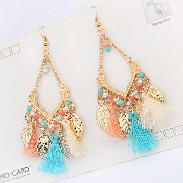 Μοντέρνα γυναικεία σκουλαρίκια με φούντα και μενταγιόν