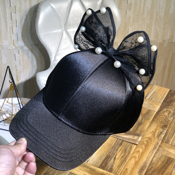 Aktuális női sapka szalaggal és gyöngyökkel több színben