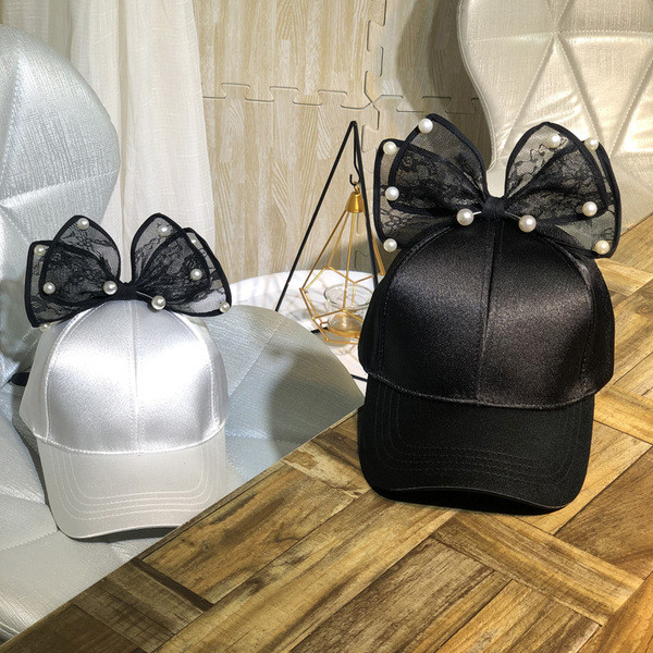 Aktuális női sapka szalaggal és gyöngyökkel több színben