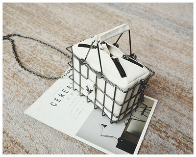 ÚJ Modern női táska eco bőrből több színben, fém elemmel