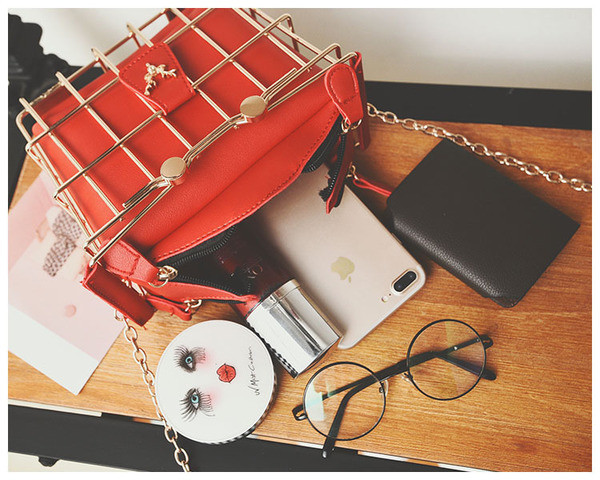 ÚJ Modern női táska eco bőrből több színben, fém elemmel