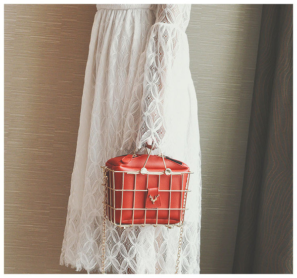 ÚJ Modern női táska eco bőrből több színben, fém elemmel