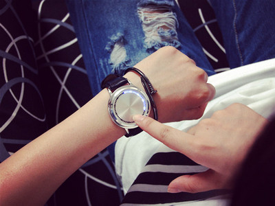 Világító férfi karóra bőr szíjakkal és karkötővel - többféle modell