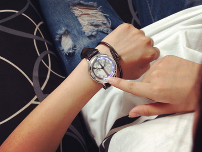 Világító férfi karóra bőr szíjakkal és karkötővel - többféle modell