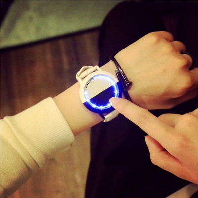 Világító férfi karóra bőr szíjakkal és karkötővel - többféle modell