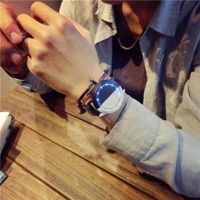 Világító férfi karóra bőr szíjakkal és karkötővel - többféle modell