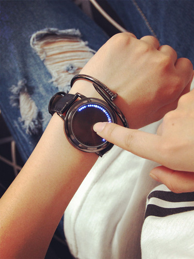 Világító férfi karóra bőr szíjakkal és karkötővel - többféle modell