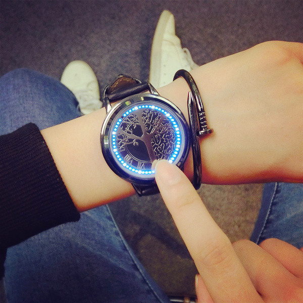 Világító férfi karóra bőr szíjakkal és karkötővel - többféle modell
