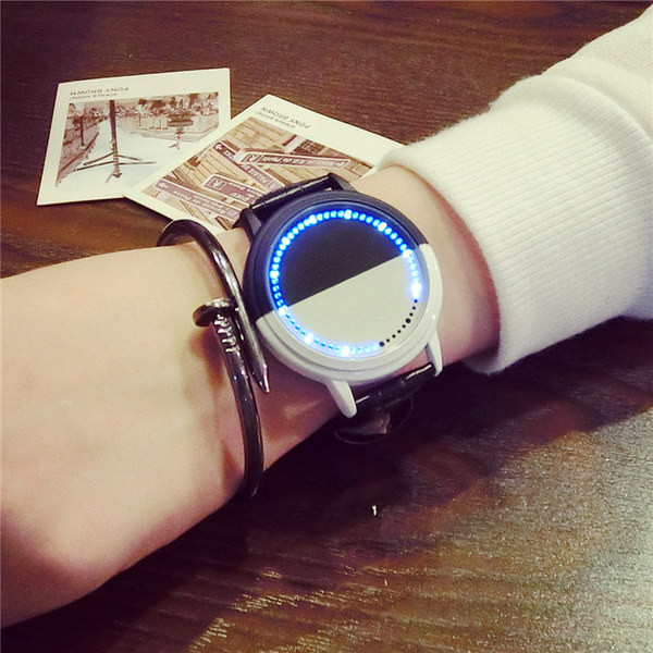 Világító férfi karóra bőr szíjakkal és karkötővel - többféle modell