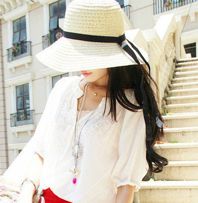 Stílusos női sapka rojtokkal és szalaggal, két színben