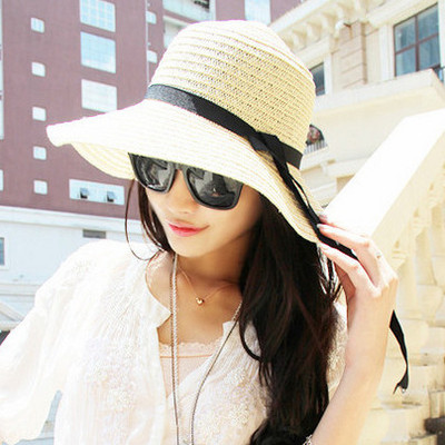 Stílusos női sapka rojtokkal és szalaggal, két színben