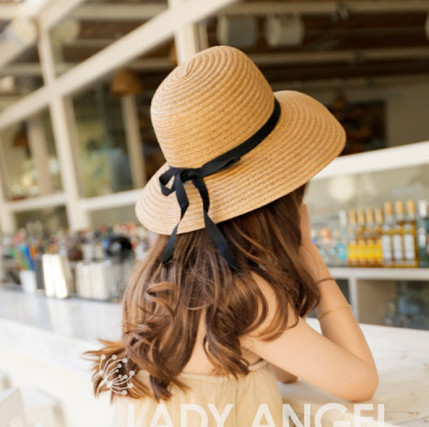 Stílusos női sapka rojtokkal és szalaggal, két színben